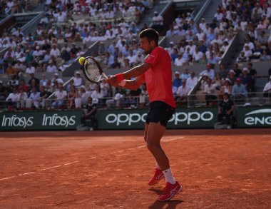 PARIS, FRANCE - 9 Haziran 2023: Sırp profesyonel tenisçi Novak Cokoviç, 2023 'te Fransa' nın Paris kentinde İspanyol Carlos Alkaraz ile oynanan erkekler yarı final karşılaşmasında görev aldı