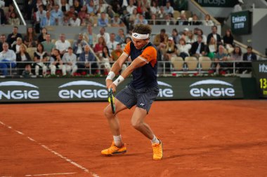 PARIS, FRANCE - 9 Haziran 2023: Norveç 'ten profesyonel tenisçi Casper Ruud, Almanya' dan Alexander Zverev ile 2023 'te Paris, Fransa' da oynanan yarı final maçında