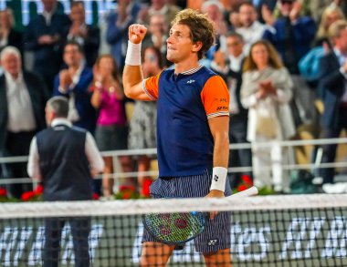 PARIS, FRANCE - 9 Haziran 2023: Norveç 'ten profesyonel tenisçi Casper Ruud, Almanya' dan Alexander Zverev ile 2023 'te Paris, Fransa' da oynanan yarı final karşılaşmasında zaferi kutladı.