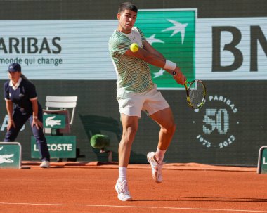 PARIS, FRANCE - 31 Mayıs 2023: İspanya 'dan profesyonel tenisçi Carlos Alkaraz, Fransa' nın Paris kentinde 2023 'te Japon Taro Daniel ile oynanan ikinci tur maçında