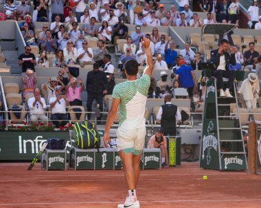 PARIS, FRANCE - 31 Mayıs 2023: İspanya 'dan profesyonel tenisçi Carlos Alkaraz, 2023' te Fransa 'nın Paris kentinde Roland Garros' ta Japon Taro Daniel 'a karşı oynanan ikinci tur karşılaşmasında zaferi kutladı.