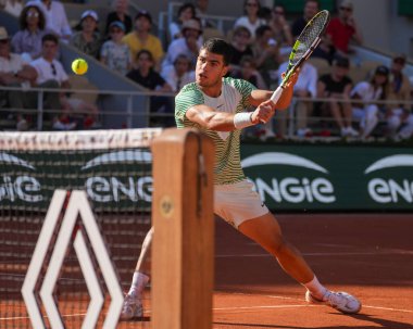PARIS, FRANCE - 31 Mayıs 2023: İspanya 'dan profesyonel tenisçi Carlos Alkaraz, Fransa' nın Paris kentinde 2023 'te Japon Taro Daniel ile oynanan ikinci tur maçında