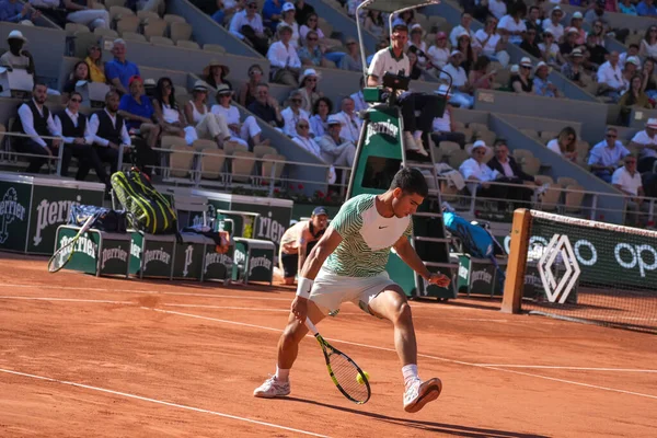 フランス 2023年5月31日 スペインのプロテニス選手カルロス アルカラズが 2023年の日本のタロ ダニエル戦で男子シングル2回戦でツイナーを使用フランス パリのローランド ガロス — ストック写真