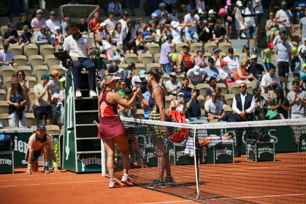 法国巴黎 2023年5月31日 职业网球选手Elina Svitolina 和澳大利亚的Storm Sanders在2023年法国巴黎举行的女子单打第二轮比赛后拥抱 — 图库照片
