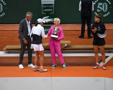 PARİS, FRANCE - 10 Haziran 2023 Roland Garros Şampiyonu Iga Swiatek (L), Fransa 'nın başkenti Paris' te bulunan Philippe Chatrier Sarayı 'nda Çek Cumhuriyeti' nden Karolina Muchova 'ya karşı kazandığı zafer sonrasında Cris Evert ile ödül töreninde