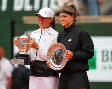PARIS, FRANCE - 10 Haziran 2023 Roland Garros Şampiyonu Iga Swiatek (L) ve Çek Cumhuriyeti 'nden Karolina Muchova, Fransa' nın başkenti Paris 'teki Philippe Chatrier Sarayı' nda oynanan bayanlar final maçının ardından düzenlenen ödül sunumunda