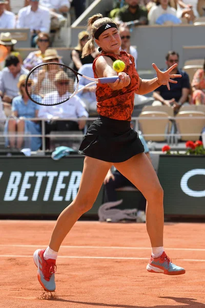 フランス 2023年6月10日 プロテニス選手カロリーナ ムチョヴァが フランス パリのローランド ガロスで開催された2023年ポーランド 伊賀スイテクとの女子シングルス決勝戦で活躍 — ストック写真