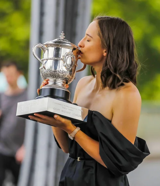 June 2023 2023 Roland Garros Champion Iga Swatek Poland在法国巴黎Bir Hakeim桥下与Suzanne — 图库照片
