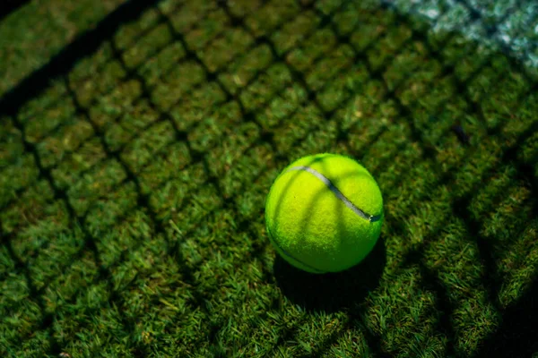 Bola Tênis Quadra Tênis Grama — Fotografia de Stock