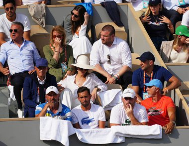 PARIS, FRANCE - 9 Haziran 2023: Novak Djokoviç takımı, 2023 'te Paris, Fransa' da İspanyol Carlos Alkaraz ile oynanan yarı final maçını izliyor.