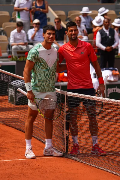フランス 2023年6月9日 スペインのプロテニス選手カルロス アルカラ とセルビアのノヴァック ジョコビッチ Novak Djocovic 2023年の男子シングルス準決勝でパリのローランド ガロスと対戦する前にネットで対戦 — ストック写真