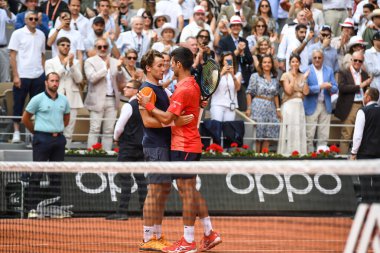 PARİS, FRANCE - 11 Haziran 2023: Norveç 'ten Casper Ruud (L) ve Sırbistan' dan 2023 Roland Garros şampiyonu Novak Cokoviç, Fransa 'nın başkenti Paris' teki Philippe Chatrier 'de oynanan erkekler final karşılaşması sonrasında internetin erkekler tarafından kucaklandı