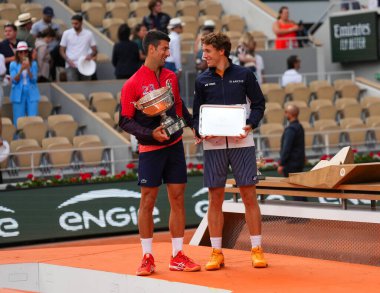 PARİS, FRANCE - 11 Haziran 2023: 2023 Roland Garros şampiyonu Sırp (L) Casper Ruud, Fransa 'nın başkenti Paris' teki Philippe Chatrier 'da oynanan final karşılaşması sonrasında Norveçli Casper Ruud