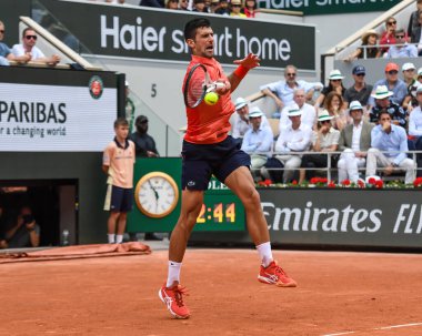 PARIS, FRANCE - 11 Haziran 2023 Roland Garros şampiyonu Novak Cokoviç, Fransa 'nın başkenti Paris' teki Philippe Chatrier Sarayı 'nda Norveçli Casper Ruud' a karşı oynanan erkekler final maçında