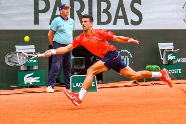 PARIS, FRANCE - 11 Haziran 2023 Roland Garros şampiyonu Novak Cokoviç, Fransa 'nın başkenti Paris' teki Philippe Chatrier Sarayı 'nda Norveçli Casper Ruud' a karşı oynanan erkekler final maçında