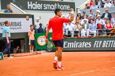 PARIS, FRANCE - 11 Haziran 2023 Roland Garros şampiyonu Novak Cokoviç, Fransa 'nın başkenti Paris' teki Philippe Chatrier Sarayı 'nda Norveçli Casper Ruud' a karşı oynanan erkekler final maçında