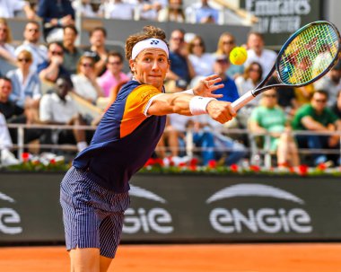 PARIS, FRANCE - 11 Haziran 2023: Norveç 'ten profesyonel tenisçi Casper Ruud, Sırbistan' dan Novak Cokoviç 'e karşı oynadığı final maçında Paris, Fransa' da oynanan 2023 Roland Garros maçında