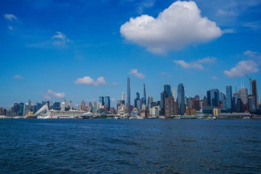 WEEHAWKEN, New JERSEY - 25 Haziran 2023 Norveçli Joy, Norveç 'in Manhattan şehir merkezindeki 90 numaralı rıhtıma yanaşan bir yolcu gemisi. New Jersey Rıhtımı