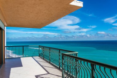 Apartman dairesinin balkonundan Atlantik Okyanusu manzarası