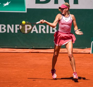 PARIS, FRANCE - 3 Haziran 2023: Rus profesyonel tenisçi Mirra Andreeva, 2023 'te Paris, Fransa' da ABD 'li Coco Gauff' a karşı oynanan 3.