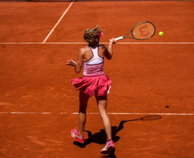 PARIS, FRANCE - 3 Haziran 2023: Rus profesyonel tenisçi Mirra Andreeva, 2023 'te Paris, Fransa' da ABD 'li Coco Gauff' a karşı oynanan 3.