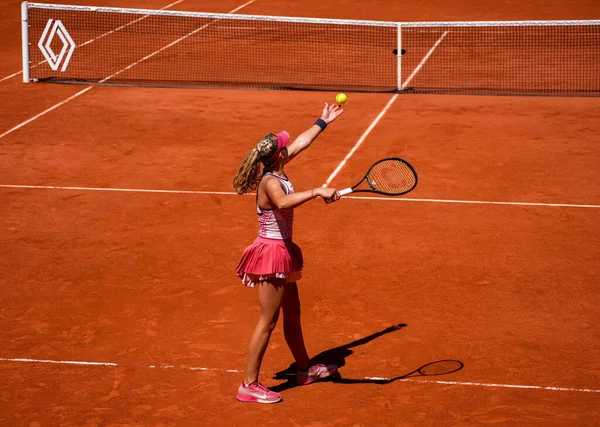 法国巴黎 2023年6月3日 俄罗斯职业网球选手米拉 安德烈娃 Mirra Andreeva 在2023年法国巴黎对阵美国可可 Coco Gauff 的第三轮女篮比赛中的表现 — 图库照片