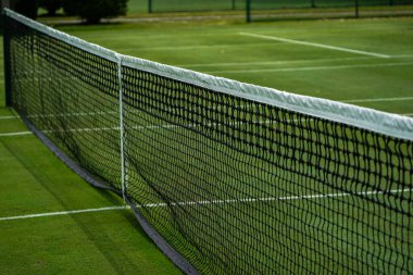 Golf kulübünde çimen tenis kortu.