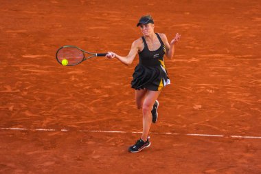 PARIS, FRANCE - 4 Haziran 2023: Ukraynalı profesyonel tenisçi Elina Svitolina, 2023 'te Paris' te Rus Daria Kasatkina 'ya karşı oynanan dördüncü tur karşılaşmasında görev aldı.