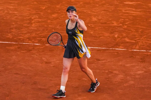 フランス 2023年6月4日 プロテニスプレーヤーElina Svitolinaのウクライナのアクションで女性のシングル第4ラウンドの試合中にロシアのDaria Kasatkinaに対して2023年にパリのローランド ガロス — ストック写真