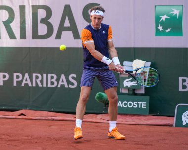 PARIS, FRANCE - 30 Mayıs 2023: Norveç 'ten profesyonel tenisçi Casper Ruud İsveç' ten Elias Ymer 'e karşı 2023' te Paris, Fransa 'da oynanan ilk tur maçında