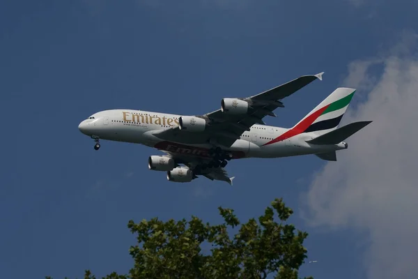 New York July 2022 Emirates Airlines Airbus A380 Descends Landing — Stock Photo, Image