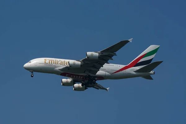 New York July 2022 Emirates Airlines Airbus A380 Descends Landing — Zdjęcie stockowe