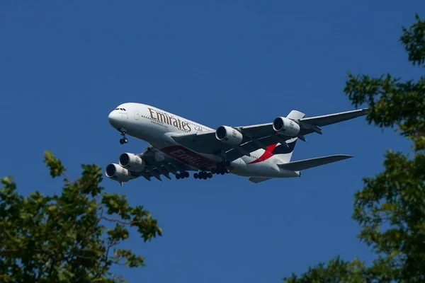 New York July 2022 Emirates Airlines Airbus A380 Descends Landing — Stock Photo, Image