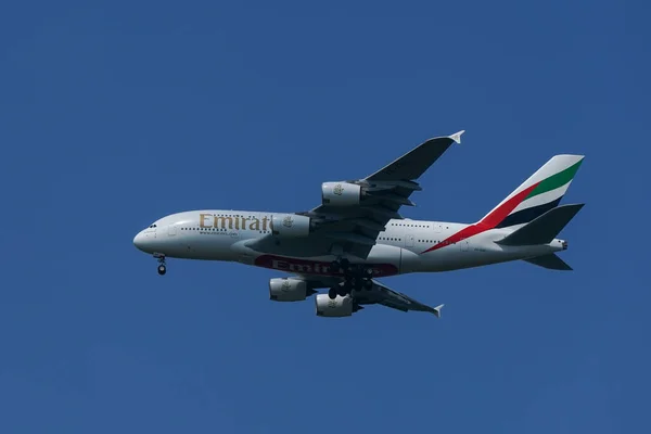 New York July 2022 Emirates Airlines Airbus A380 Descends Landing — Stok fotoğraf