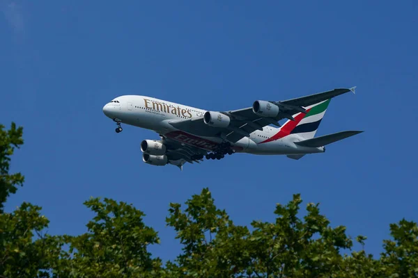 New York July 2022 Emirates Airlines Airbus A380 Descends Landing — Stok fotoğraf