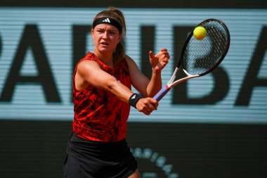 PARIS, FRANCE - 8 Haziran 2023: Çek Cumhuriyeti 'nden profesyonel tenisçi Karolina Muchova, 2023' te Belaruslu Aryna Sabalenka ile oynanan bayanlar yarı final karşılaşmasında görev aldı. 