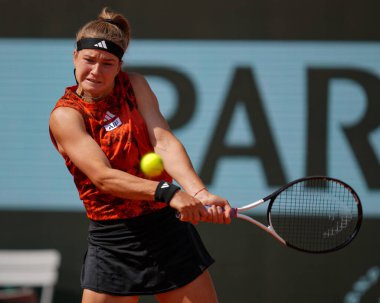 PARIS, FRANCE - 8 Haziran 2023: Çek Cumhuriyeti 'nden profesyonel tenisçi Karolina Muchova, 2023' te Belaruslu Aryna Sabalenka ile oynanan bayanlar yarı final karşılaşmasında görev aldı. 