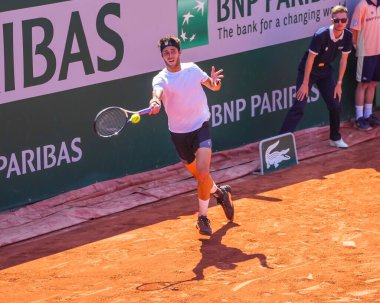 PARIS, FRANCE - 3 Haziran 2023: Arjantinli profesyonel tenisçi Tomas Martin Etcheverry, 2023 'te Paris, Fransa' da oynanan maçta Hırvat Borna Coriç ile karşılaştı.