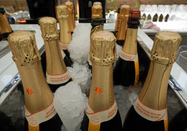 PARIS, FRANCE - 5 Haziran 2023: Chandon Spritz 2023 yılında Paris, Fransa 'da Roland Garros' u sundu. Moet ve Chandon Roland Garros 'un resmi şampanyası. Bahçe Spritz, Arjantin, Mendoza 'daki Chandon' un orijinal evinde üretilmiştir.