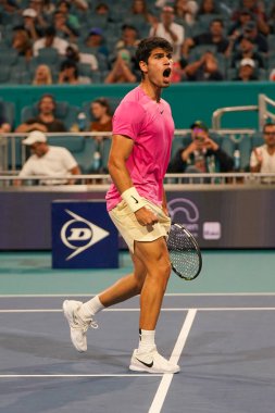 MIAMI GARDENS, FLORIDA - 30 Mart 2023: Carlos Alcaraz, Miami 'deki Hard Rock Stadyumu' nda oynanan 2023 Miami Açık 'ta ABD' li Taylor Fritz 'e karşı oynanan çeyrek final maçında