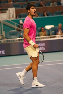 MIAMI GARDENS, FLORIDA - 30 Mart 2023: Carlos Alcaraz, Miami 'deki Hard Rock Stadyumu' nda oynanan 2023 Miami Açık 'ta ABD' li Taylor Fritz 'e karşı oynanan çeyrek final maçında