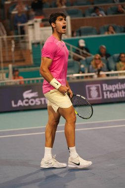 MIAMI GARDENS, FLORIDA - 30 Mart 2023: Carlos Alcaraz, Miami 'deki Hard Rock Stadyumu' nda oynanan 2023 Miami Açık 'ta ABD' li Taylor Fritz 'e karşı oynanan çeyrek final maçında