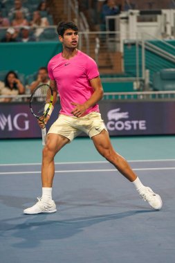 MIAMI GARDENS, FLORIDA - 30 Mart 2023: Carlos Alcaraz, Miami 'deki Hard Rock Stadyumu' nda oynanan 2023 Miami Açık 'ta ABD' li Taylor Fritz 'e karşı oynanan çeyrek final maçında
