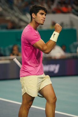 MIAMI GARDENS, FLORIDA - 30 Mart 2023: Carlos Alcaraz, Miami 'deki Hard Rock Stadyumu' nda oynanan 2023 Miami Açık 'ta ABD' li Taylor Fritz 'e karşı oynanan çeyrek final maçında