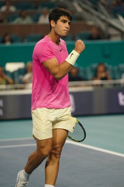 MIAMI GARDENS, FLORIDA - 30 Mart 2023: Carlos Alcaraz, Miami 'deki Hard Rock Stadyumu' nda oynanan 2023 Miami Açık 'ta ABD' li Taylor Fritz 'e karşı oynanan çeyrek final maçında