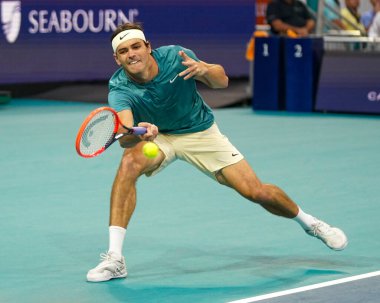 MIAMI GARDENS, FLORIDA - 30 Mart 2023: Taylor Fritz İspanya 'dan Carlos Alcaraz ile oynadığı çeyrek final maçında Miami' deki Hard Rock Stadyumu 'nda oynanan maçta