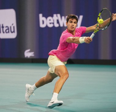 MIAMI GARDENS, FLORIDA - 30 Mart 2023: Carlos Alcaraz, Miami 'deki Hard Rock Stadyumu' nda oynanan 2023 Miami Açık 'ta ABD' li Taylor Fritz 'e karşı oynanan çeyrek final maçında