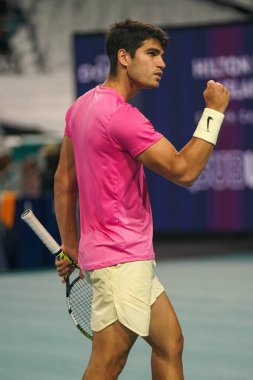 MIAMI GARDENS, FLORIDA - 30 Mart 2023: Carlos Alcaraz, Miami 'deki Hard Rock Stadyumu' nda oynanan 2023 Miami Açık 'ta ABD' li Taylor Fritz 'e karşı oynanan çeyrek final maçında