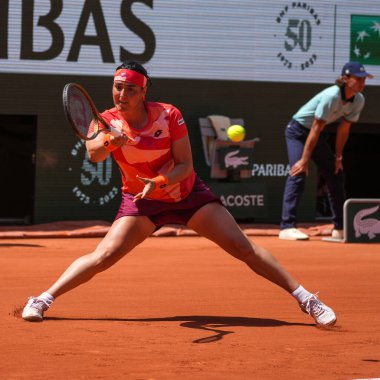 PARIS, FRANCE - 30 Mayıs 2023: Tunuslu profesyonel tenisçi Ons Jabeur, 2023 'te Fransa' nın Paris kentinde İtalyan Lucia Bronzetti 'ye karşı oynanan ilk tur maçında