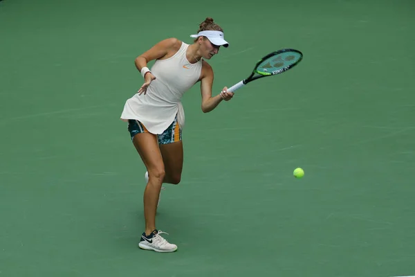 2018年9月1日 在比利 金国家网球中心举行的2018年美国网球公开赛第三轮比赛中 捷克职业网球选手Marketa Vondrousova在场 — 图库照片